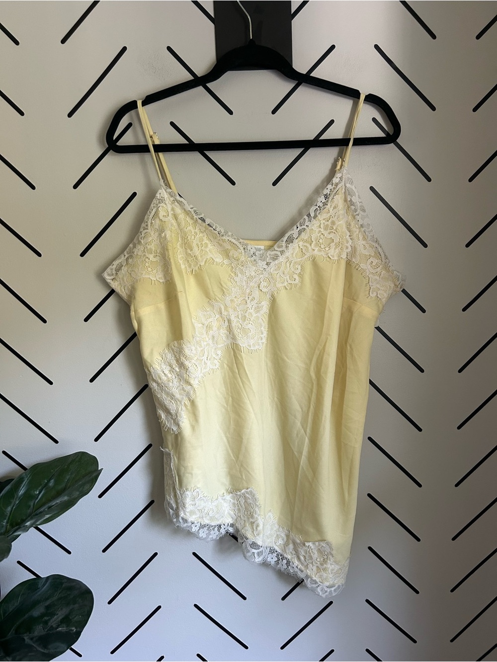 NWOT wild fable butter yellow lace trim asymmetrical hem tank stain longline